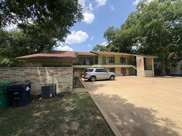 906 N Austin St — Photo 17