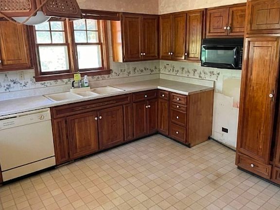 5th image of 214 Thomas St