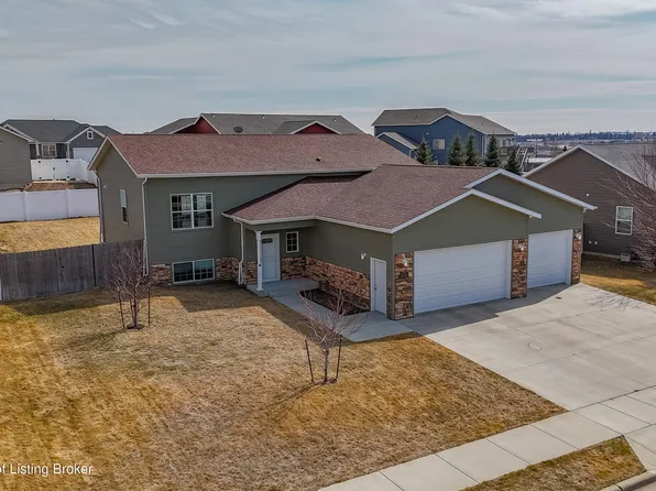 2732 Country Oak Dr, Dickinson, ND 58601