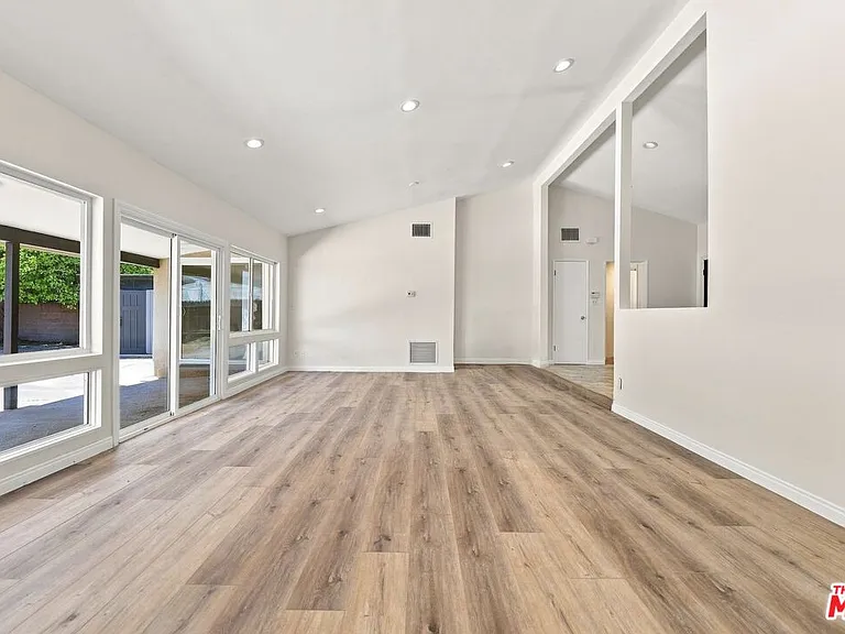 15920 Gledhill St — Photo 22