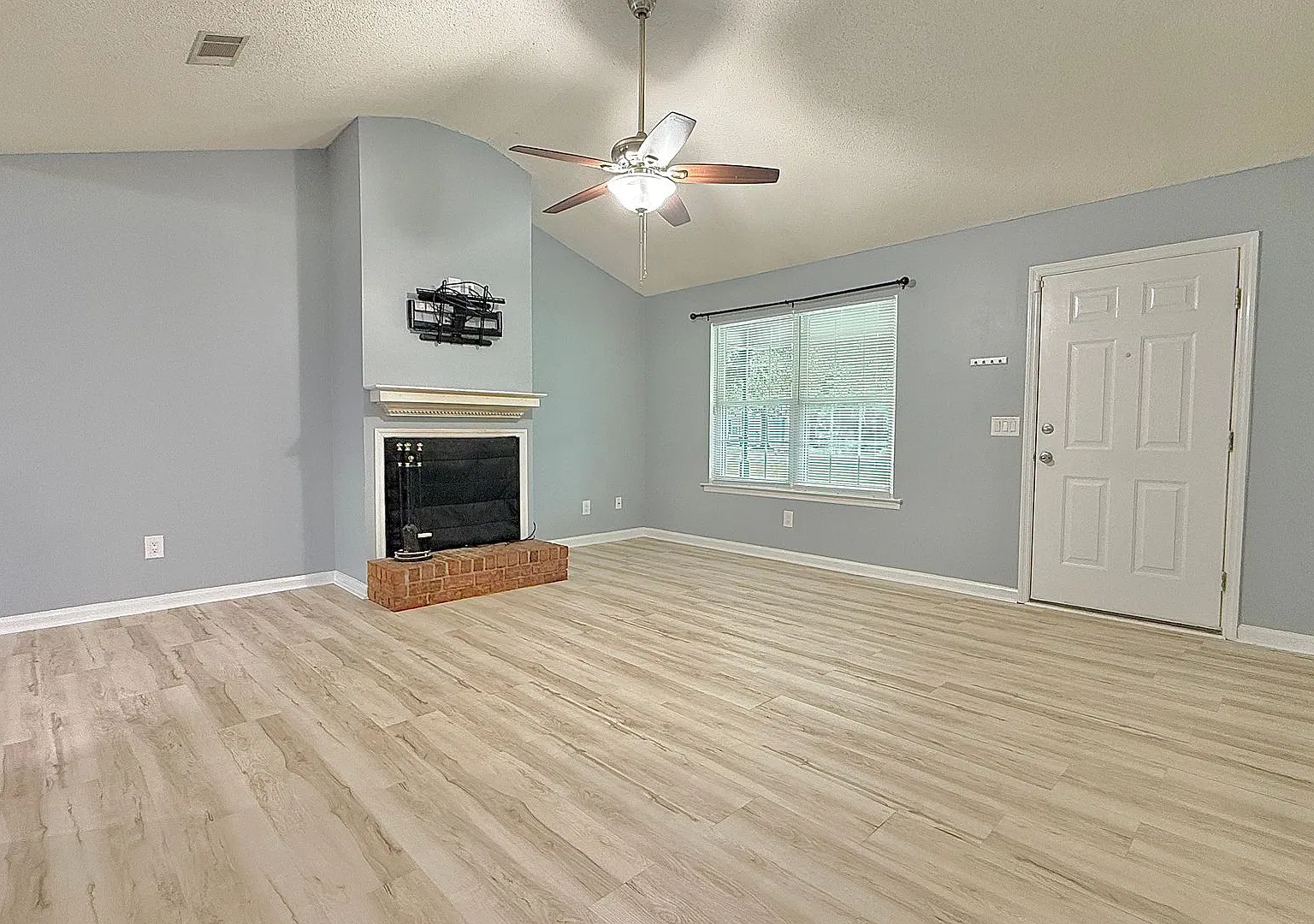 Move-In Ready | Pet Friendly — Photo 4
