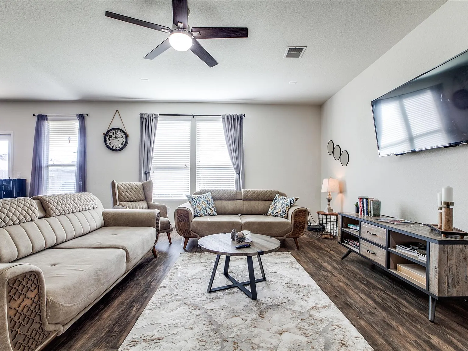 4 bed, 3.0 bath, 2704 sqft, $2,550 — Photo 4