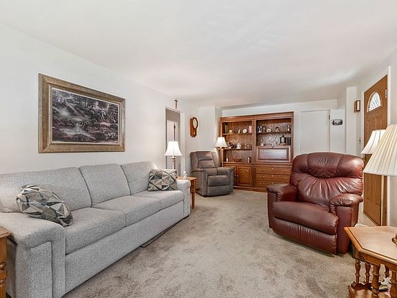 5th image of 172 Eileen Dr