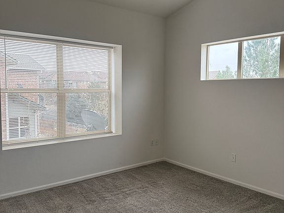 Large Bedroom with ample light & en-suite bathroom