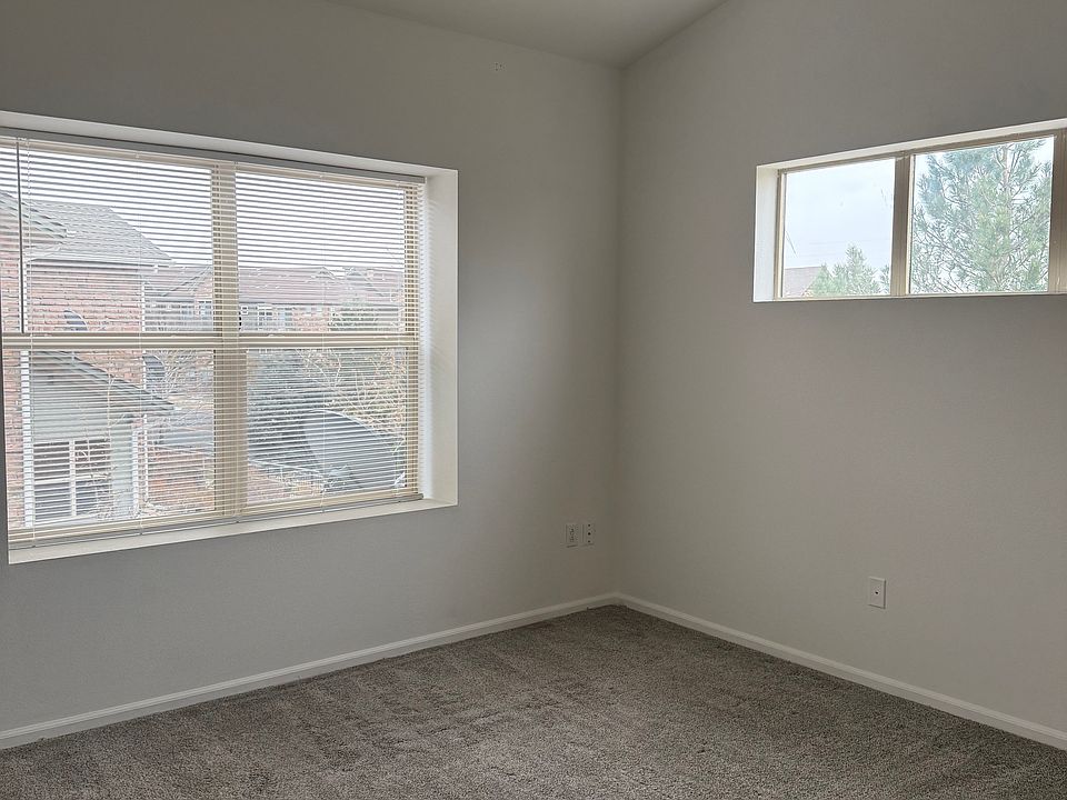 Large Bedroom with ample light & en-suite bathroom