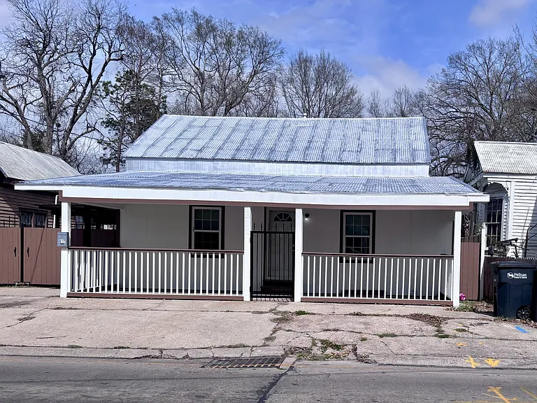 617 E Saint Peter St — Photo 2