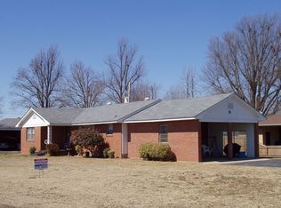 702 W Broadwater Rd, Malden, MO 63863