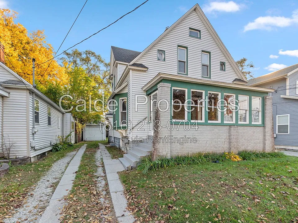 630 Plett St SW