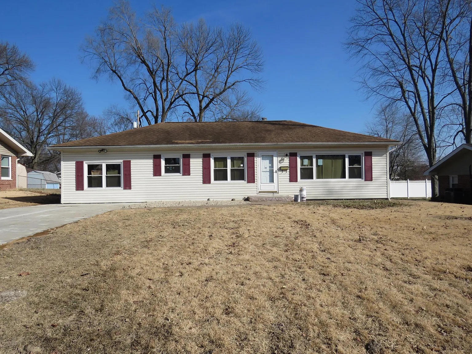 924 Express Dr photo 1