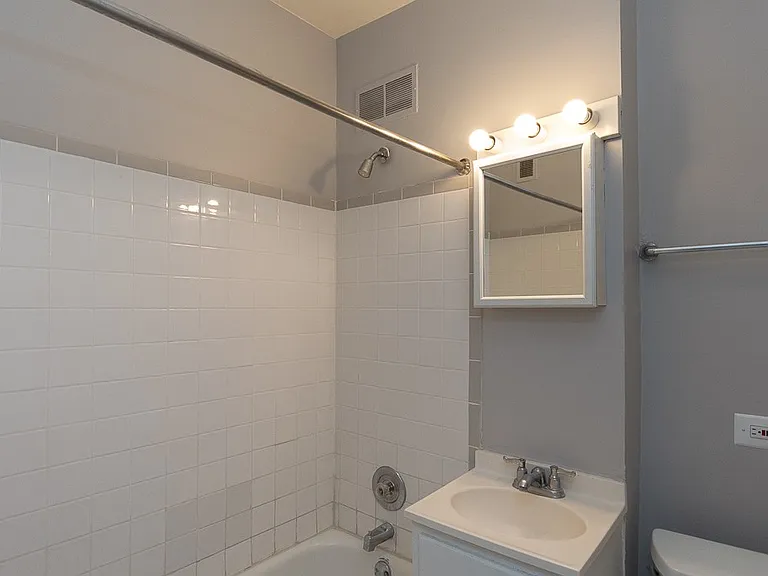 5748 N Winthrop Ave #203 — Photo 19