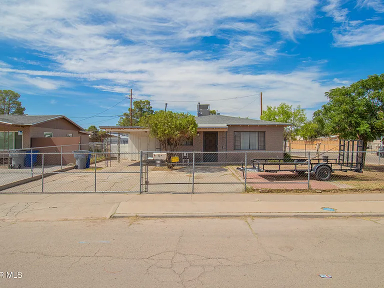 321 Walsh Ln — Photo 1