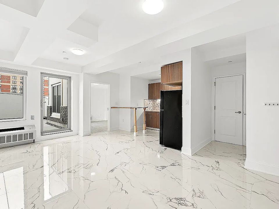 1st image of 28-18 Astoria Blvd #702