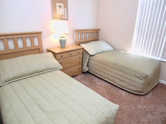 REO3T2718-Twin-Bedroom-2