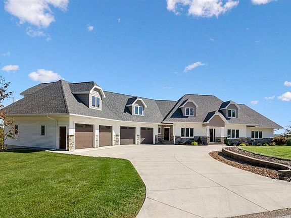 3rd image of 4142 Shagbark Ln NE