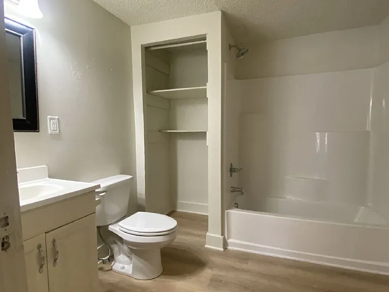 480 N Clinton St — Photo 16