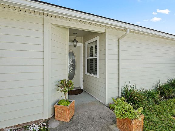 5th image of 220 Charlemagne Cir