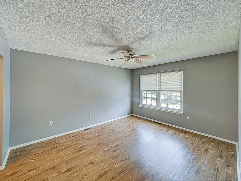 96 Versailles Ct — Photo 20