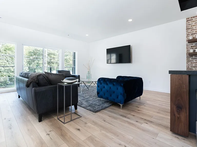 863 W Holly St — Photo 15