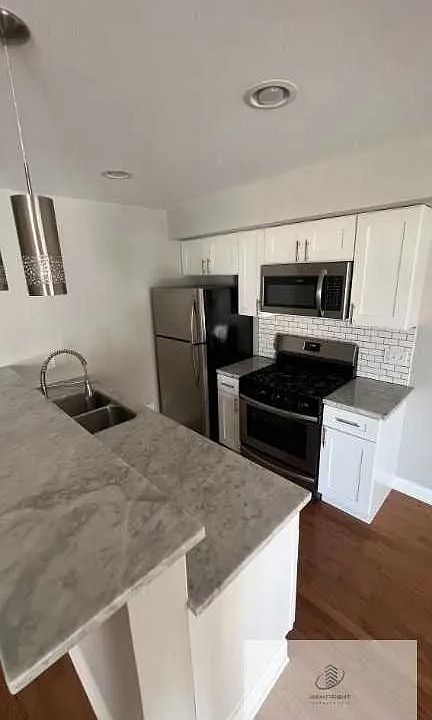 1st image of 3627 W Oakdale Ave APT 1