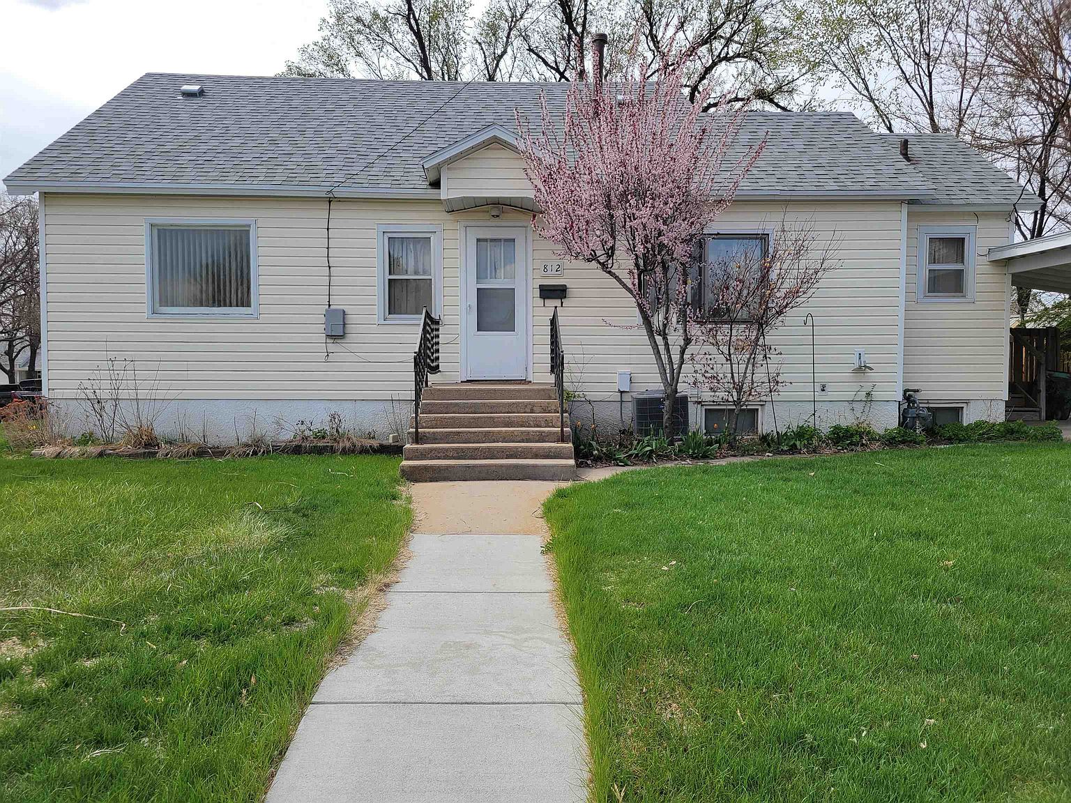 812 E 6th St, Mccook, NE 69001 Zillow