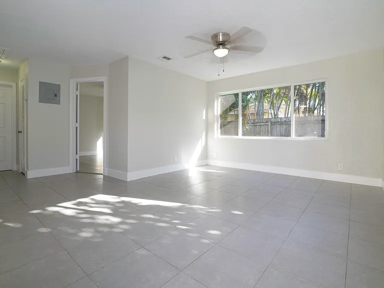 1126 NE 16th Pl #3 — Photo 3