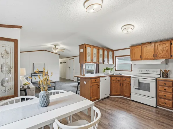 912 Spring Ridge Dr, Iowa City, IA 52246