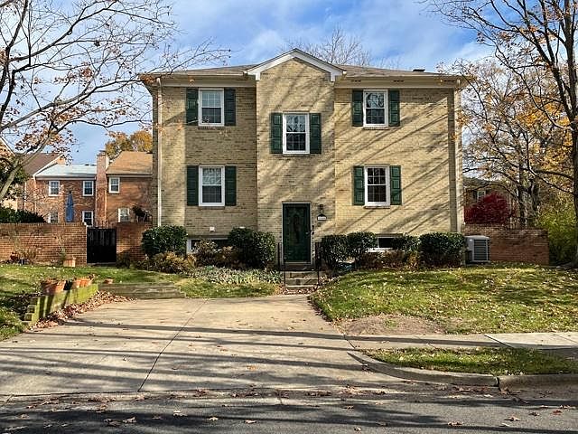 Stately End-Unit Townhouse in well-managed community in west Alexandria, VA.