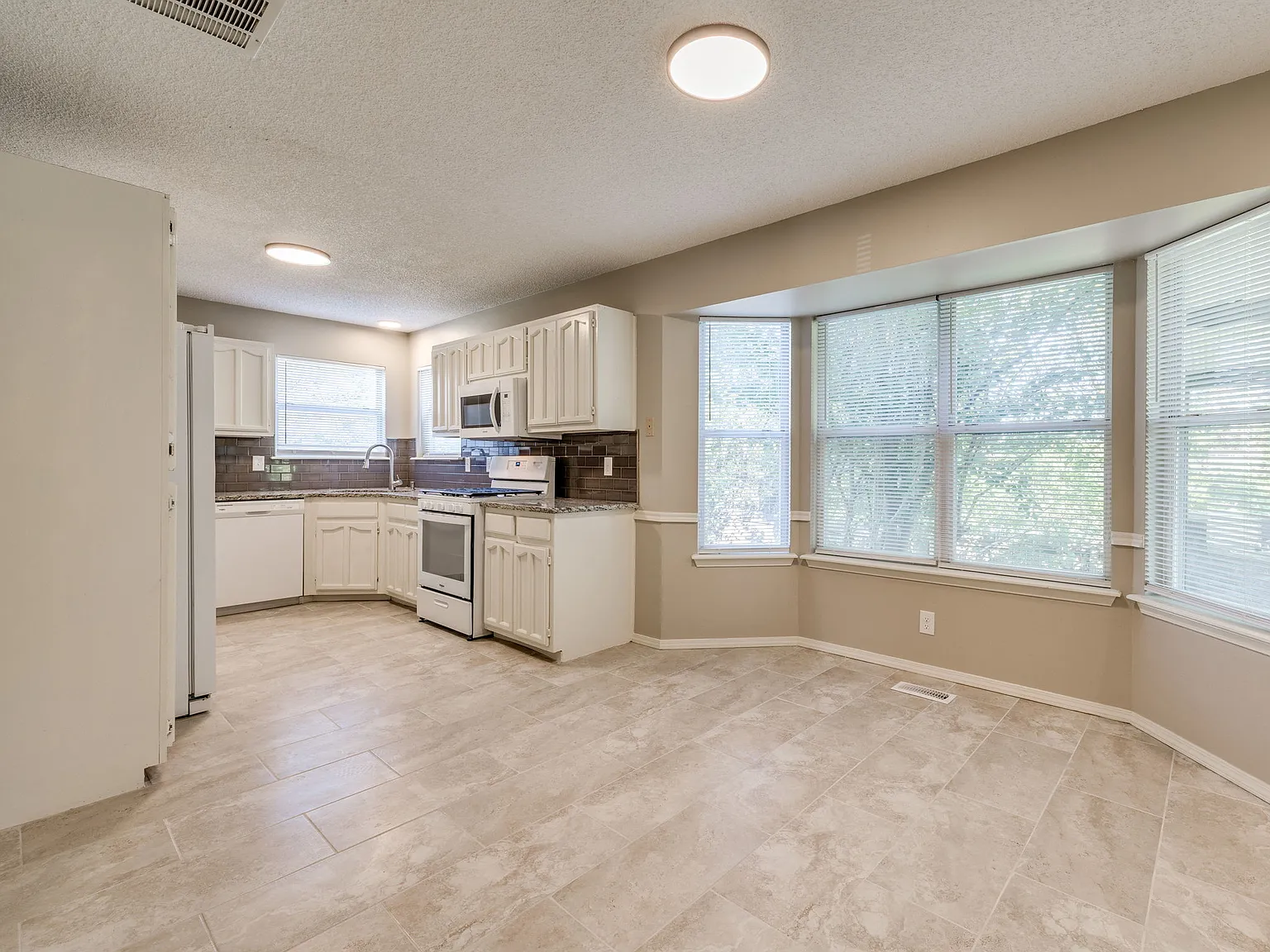 3 bed, 2.5 bath, 1686 sqft, $1,925 — Photo 1