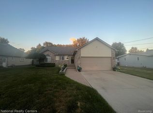 37364 Dundee St, Sterling Heights, MI 48310