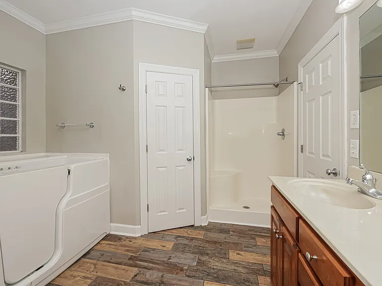 411 Carmel Dr — Photo 11