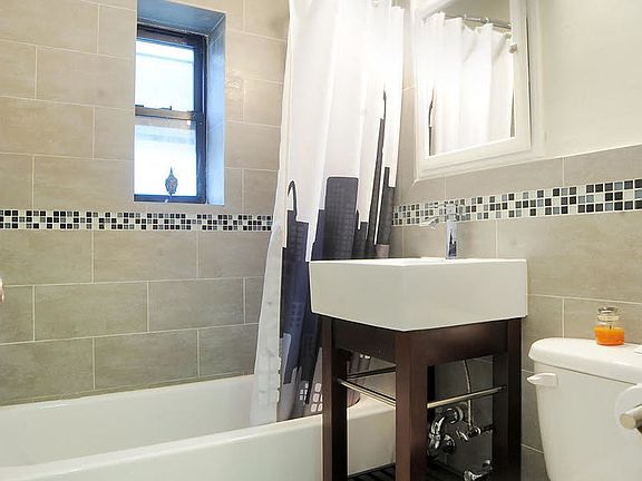 4th image of 129 E 39th St APT 4C