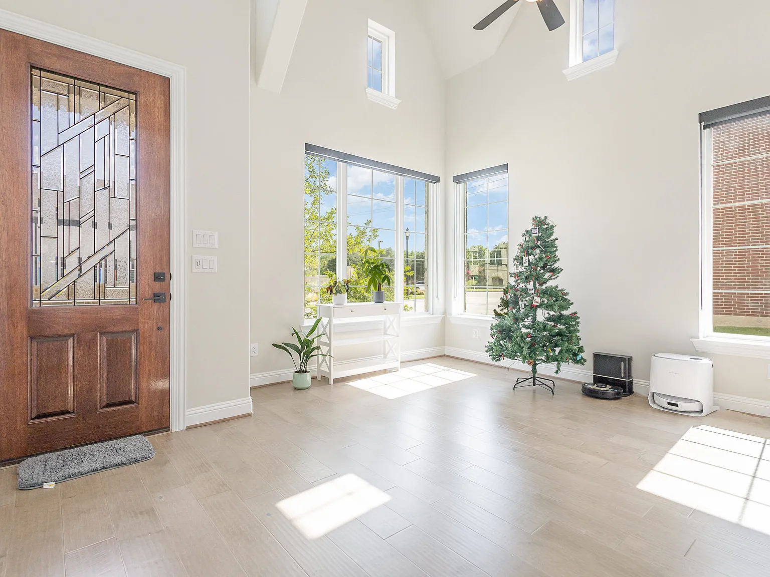 4 bed, 3.5 bath, 3507 sqft, $3,699 — Photo 3