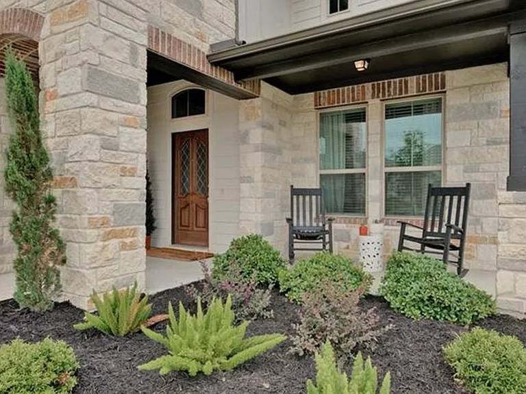 1404 Goldilocks Ln — Photo 2