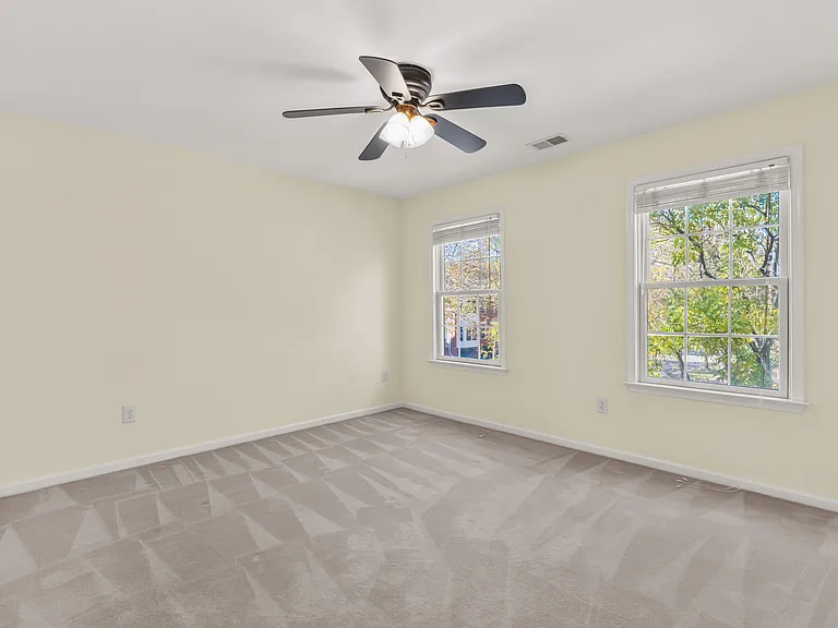 102 Burnet Cres #102 — Photo 36