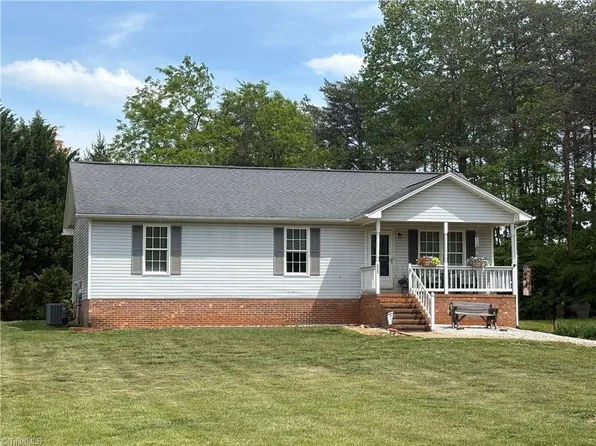808 Creed Rd, Ararat, NC 27007