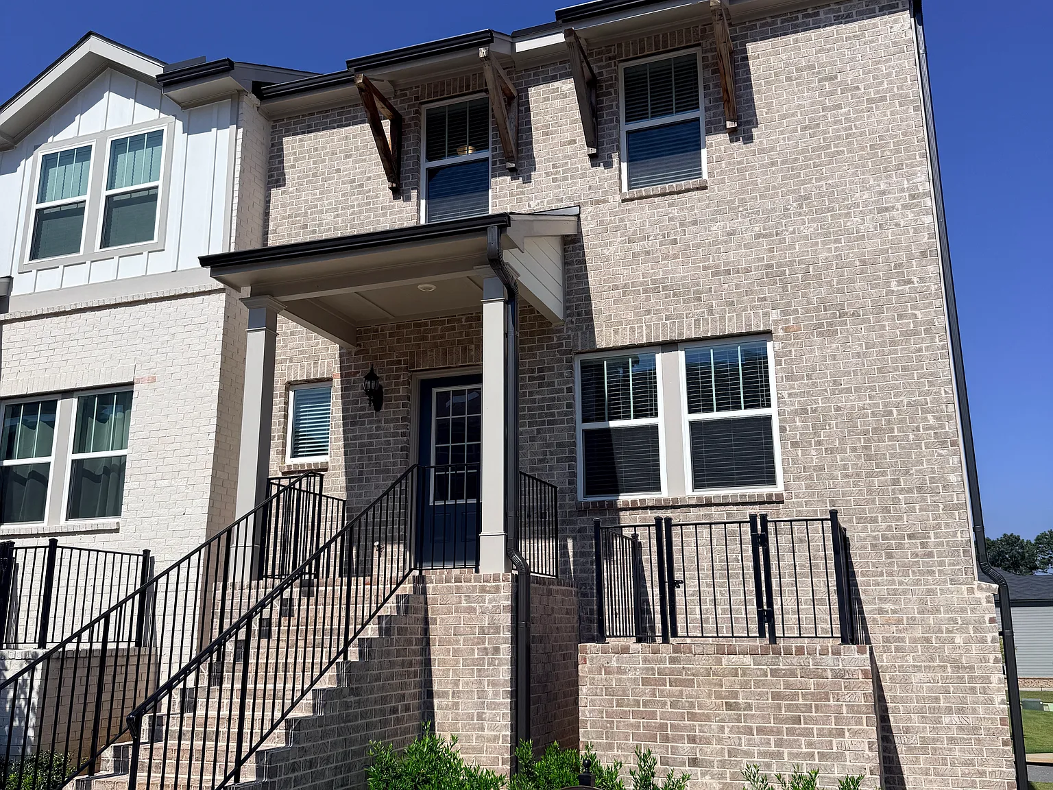 4 bed, 3.5 bath, 2247 sqft, $2,800 — Photo 2