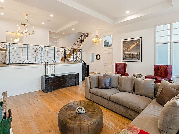 3rd image of 131 Roma Ct