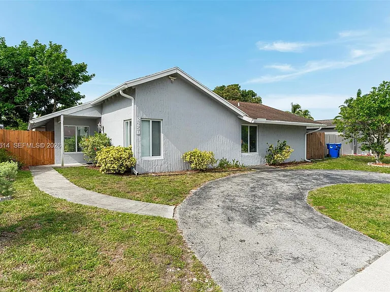 8250 SW 3rd Pl — Photo 3