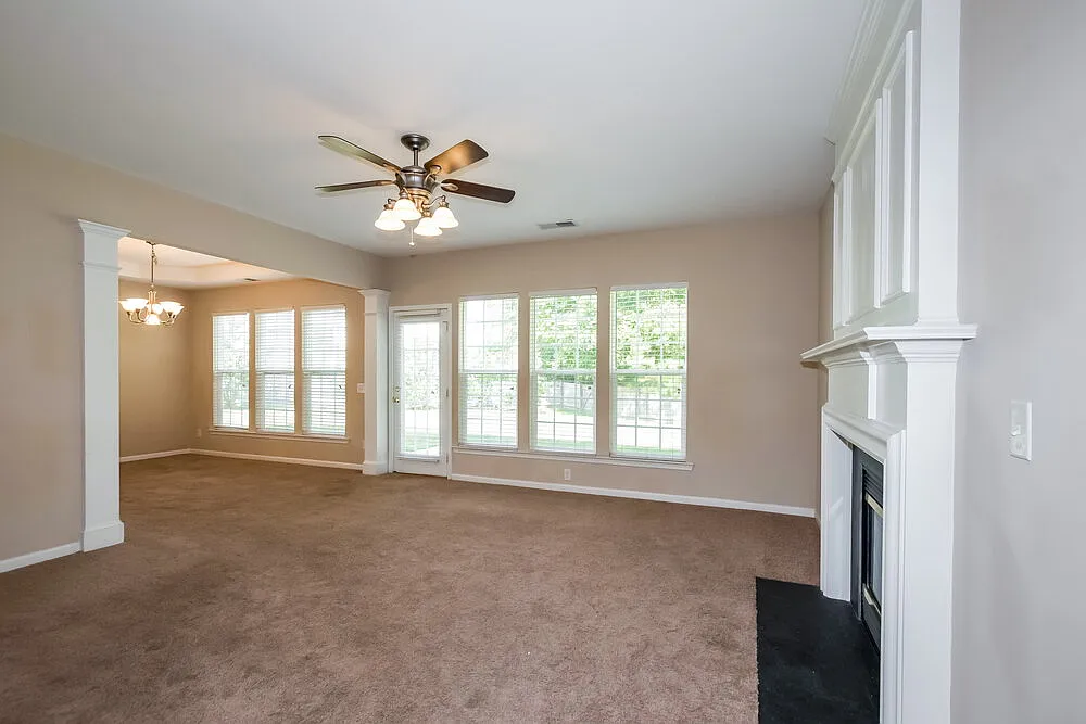 5 bed, 2.5 bath, 2382 sqft, $3,470 — Photo 3