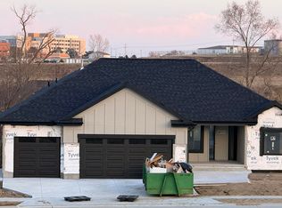 613 Valley Rd, Papillion, NE 68046