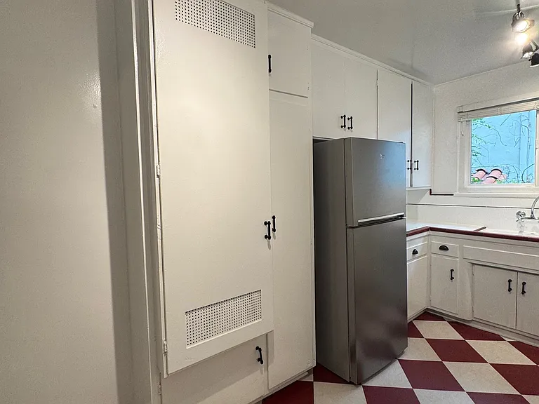 2269 N Beachwood Dr #202 — Photo 49