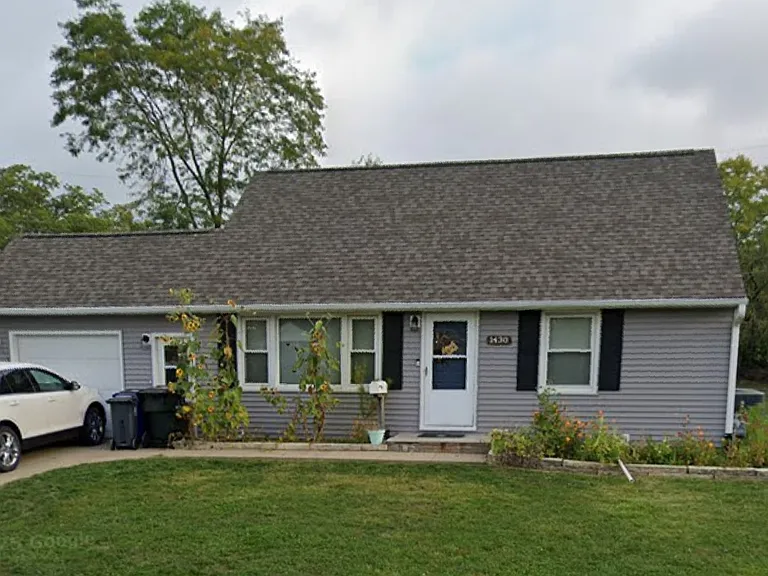 1430 Miami Dr NE — Photo 1