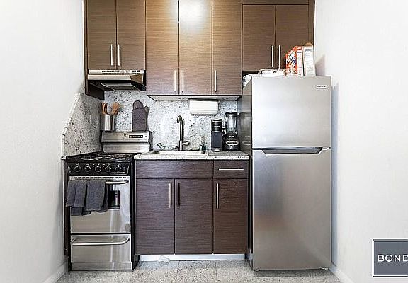 4th image of 207 E 27th St Ph K