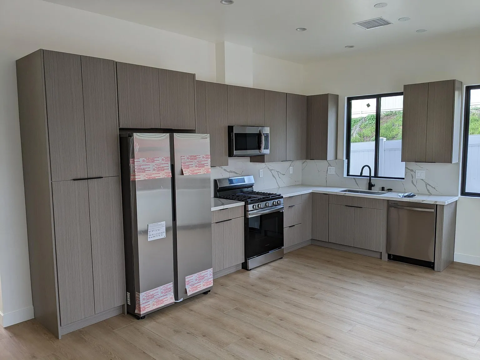 3 bed, 1000 sqft, $4,100 — Photo 1
