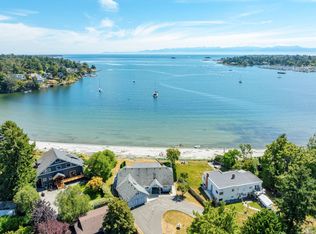 3905 B Cadboro Bay Rd, Saanich, BC V8N 4G3