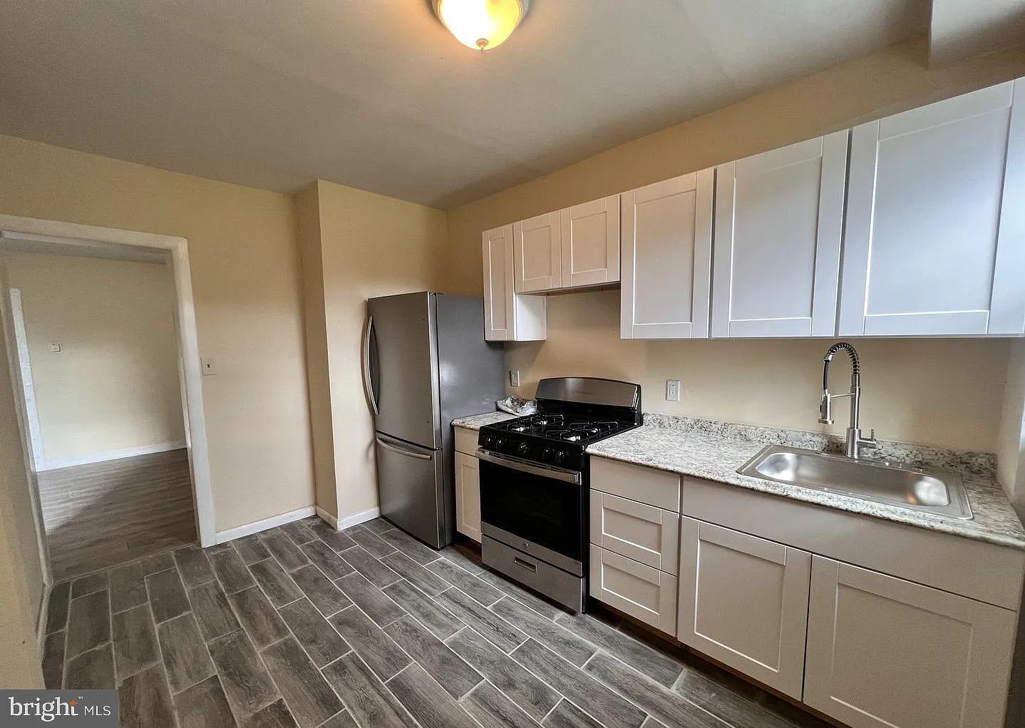 2 bed, 1.0 bath, $1,300 — Photo 4