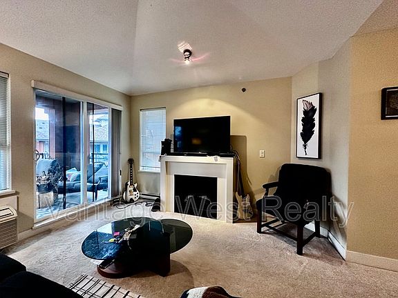 4th image of 1089 Sunset Dr #401