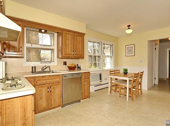 5th image of 7 Ellen Ct