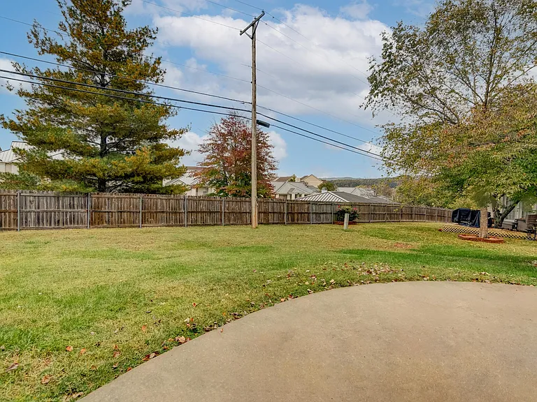 199 Lancashire Dr — Photo 25