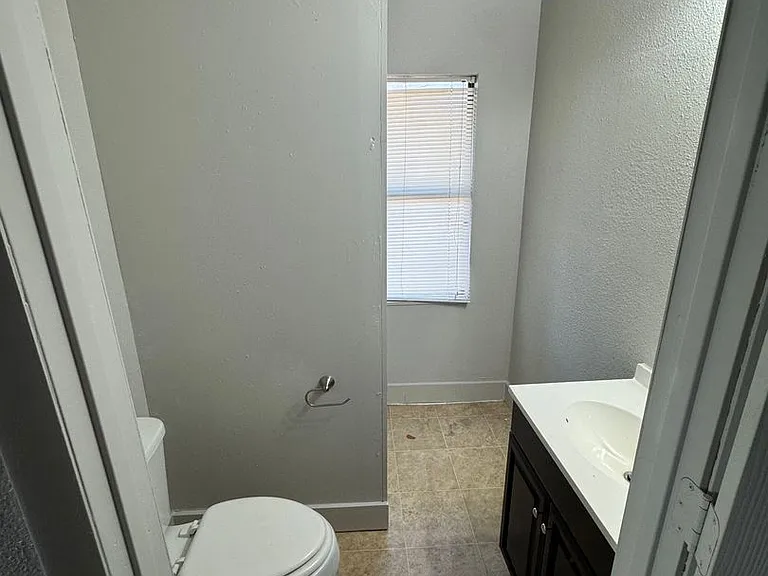 109 E St NE — Photo 10